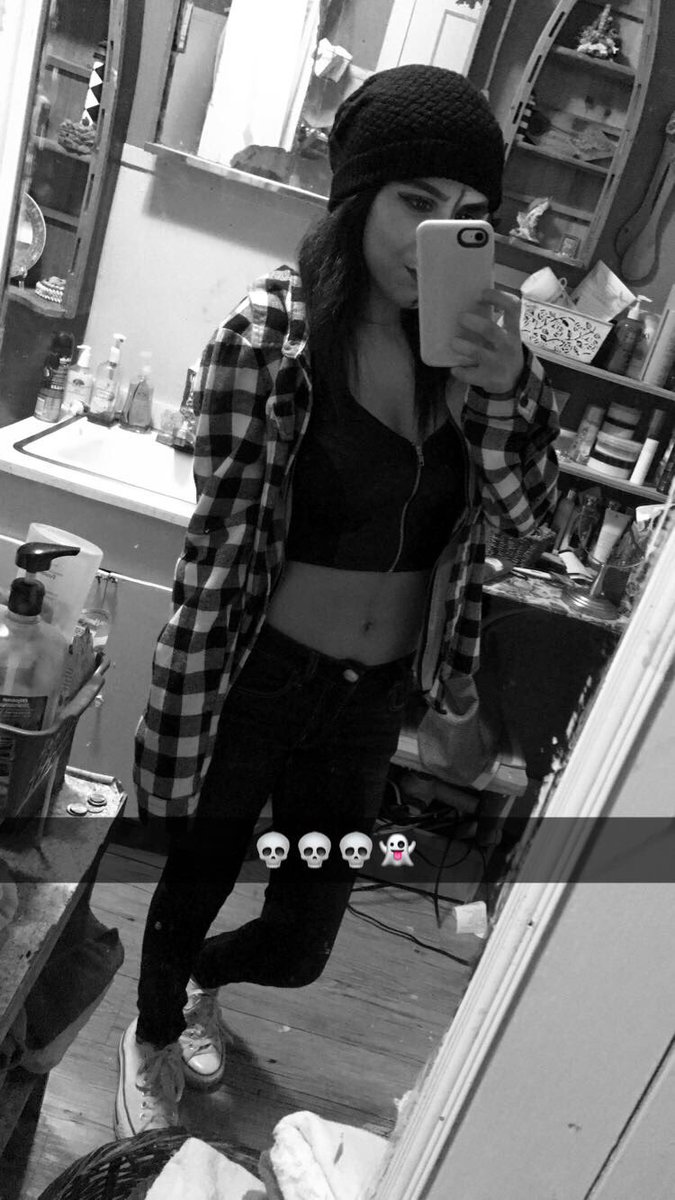 mallyykatee's tweet photo. halloween outfit / makeup turned out pretty good for being last minute. 💀💋 #halfskeleton https://t.co/xq6SHP0NgB