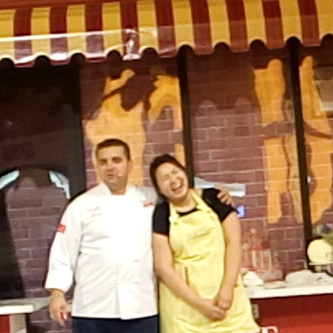 Aleeshaa93's tweet photo. The amazing @CakeBossBuddy is presenting #cakebosslive at #sunwaypyramid..
#tlcsecakeboss https://t.co/w7EaNkHwhT