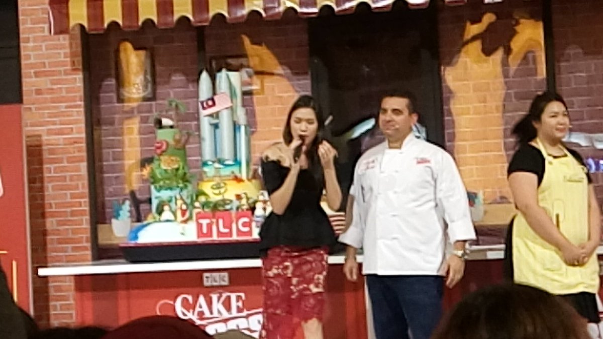Aleeshaa93's tweet photo. The amazing @CakeBossBuddy is presenting #cakebosslive at #sunwaypyramid..
#tlcsecakeboss https://t.co/w7EaNkHwhT