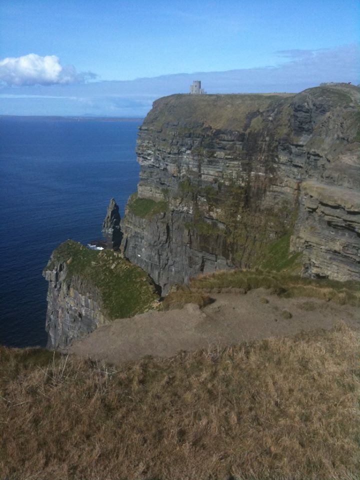 WeWander_World's tweet photo. The undeniable beauty and history of Ireland. #travel #TravelTuesday https://t.co/WptWO0jLSA