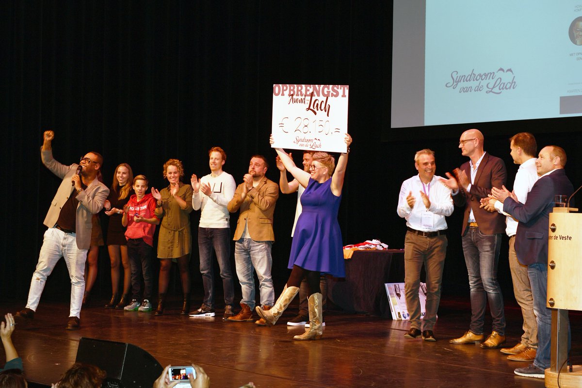 Bedankt <a href="/howardkomproe/">Howard Komproe</a> <a href="/renevanm/">René van Meurs</a> @CindyPieterrrse <a href="/ariekoomen/">Arie Engel Koomen</a> @MartijnK0ning <a href="/juffrouwjosje/">juffrouw josje</a> voor een werkelijk hilarische Avond vd Lach 2016