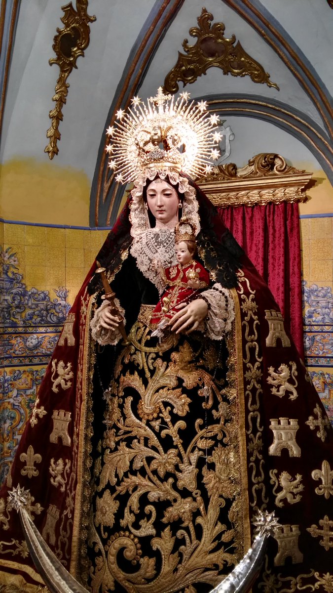 Ntra. Sra. del Rosario Coronada vestida para la Solemnidad de todos los Santos y Fieles Difuntos.