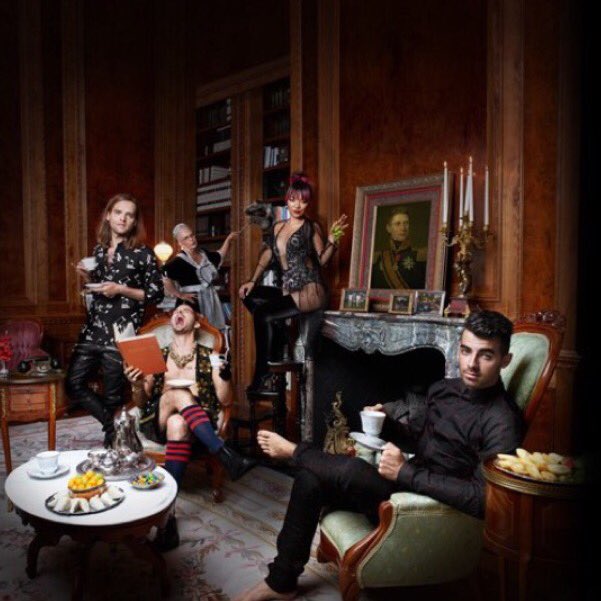 DNCEMedia's tweet image. IN 17 DAYS, WE ARE GETTING THE MOST ICONIC ALBUM OF THE YEAR, AND PROBABLY OF THE CENTURY!😭 @DNCE #YEAHBOIII #NOV18TH