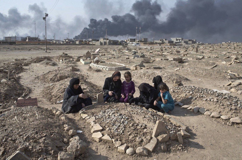 'artık hiç bir haritaya bakamıyorum kentlerin adları yanık et kokuyor.' 

elias canetti