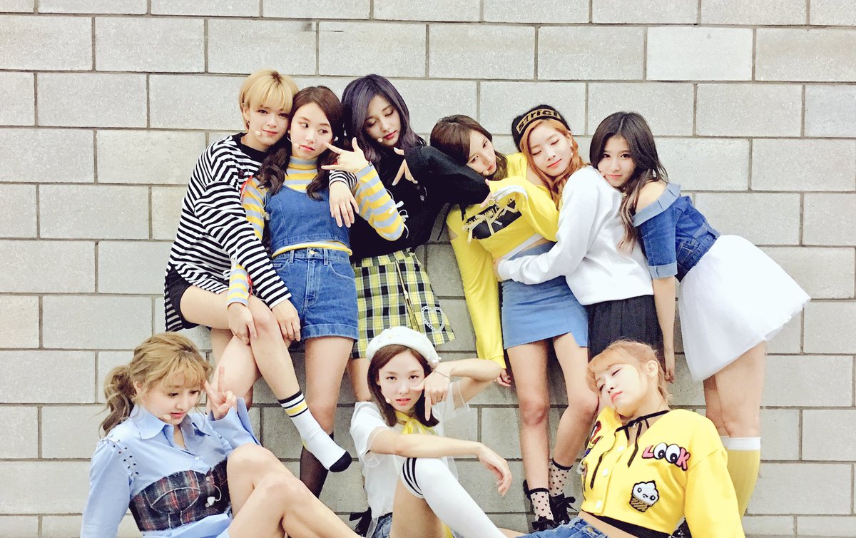 JYPETWICE's tweet photo. 오늘은 KBS2 뮤비뱅크 스타더스트2와 함께 하루를 마무리 하세요! TWICE 나옵니당!

#TWICE #트와이스 #TT https://t.co/ETJEEJpYFW