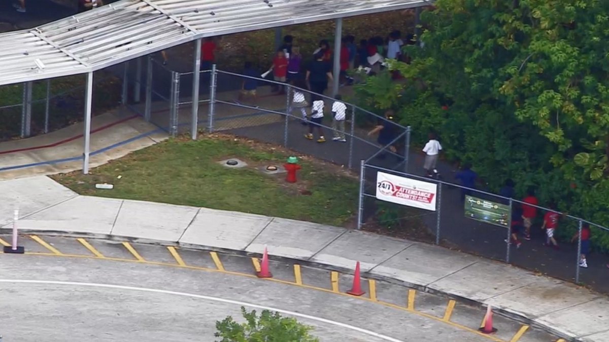 #BREAKING Student brings gun to S. Fla. elementary school bit.ly/2ejAZya?utm_me… https://t.co/8rcxQgm0c6