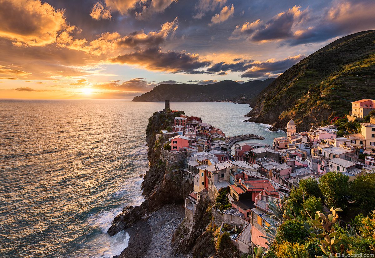EliaLocardi's tweet image. An phenomenal sunset in Vernazza, Cinque Terre Italy - one of the most beautiful travel destinations in the world bit.ly/dream-italy