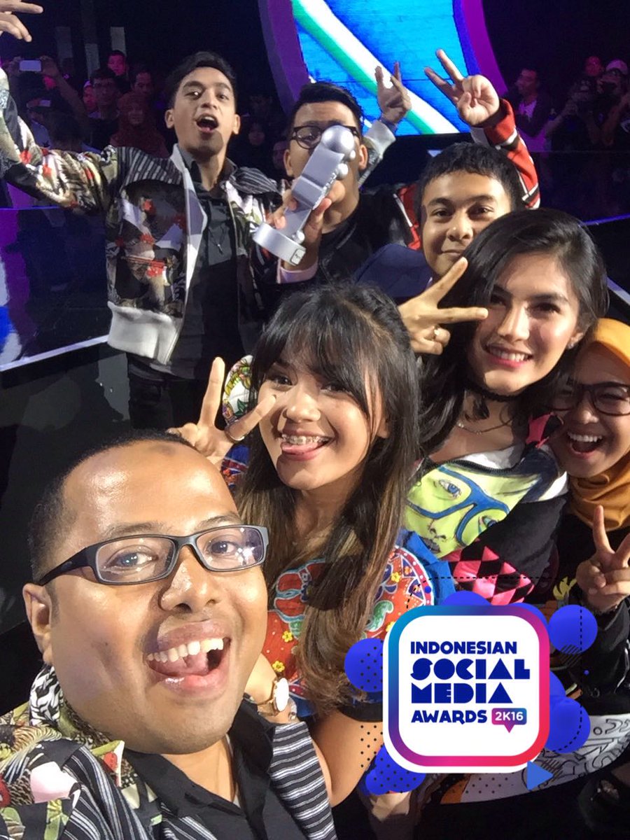 SCTV's tweet photo. Yeay selamat @radityadika peraih Video Maker Youtube #ISMA2K16 https://t.co/N5tvImbr7v