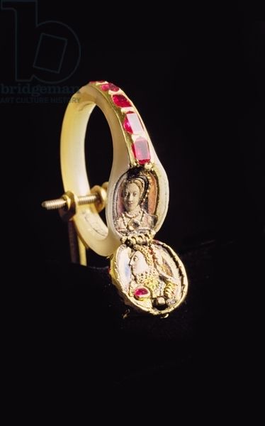 SHARDSOFLONDON's tweet photo. 1575 locket ring belonging to Queen Elizabeth I containing portraits of herself and her mother, Anne Boleyn❣️
#Jewellery #Jewels #Royals https://t.co/UgadoXmsB5