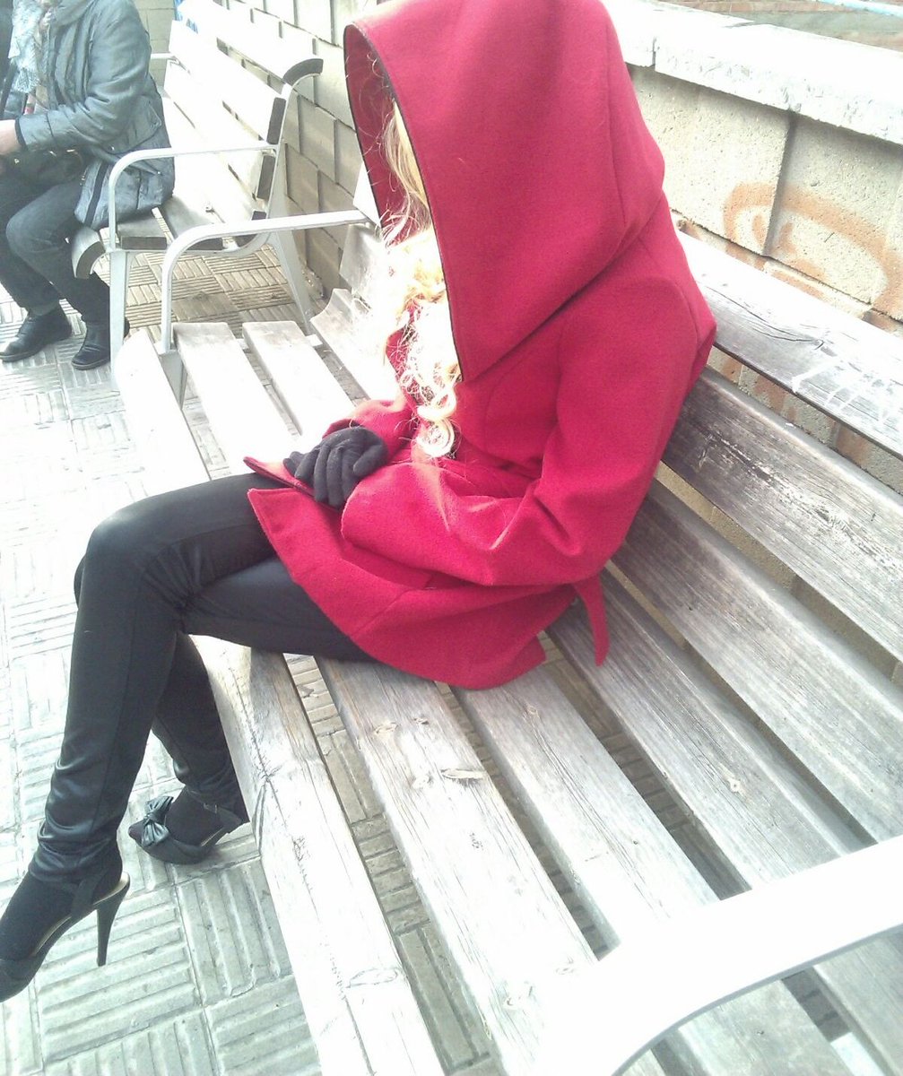 mellamoisa_'s tweet photo. @EnjoyPLL el año pasado me disfrace de red coat 😍💓 https://t.co/TDaEhrFrTa