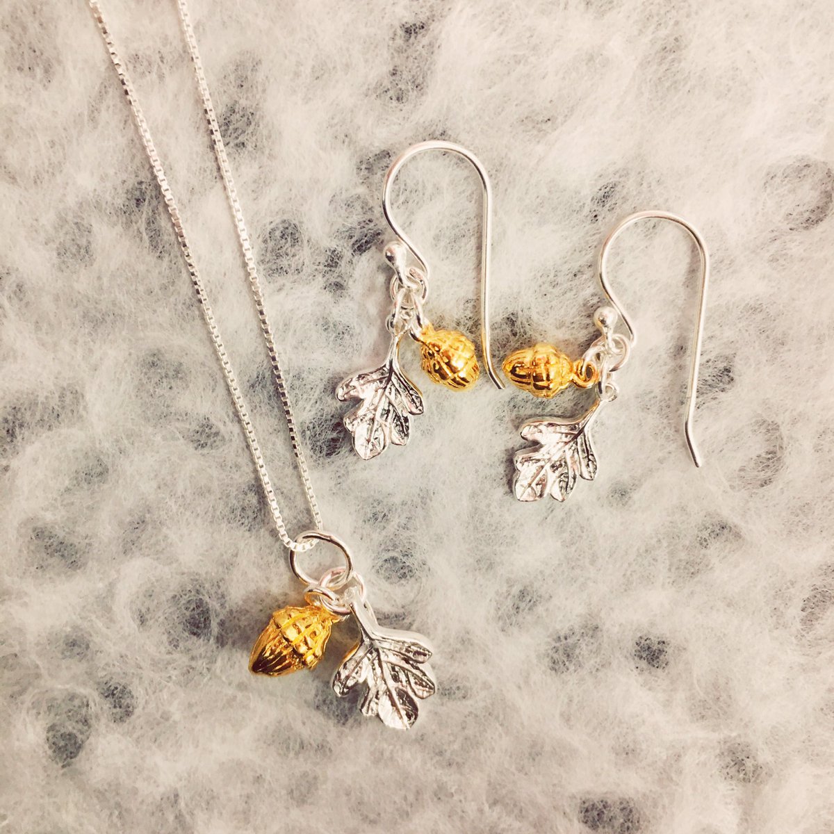SilverMine_'s tweet photo. Get the perfect autumn look with our sterling silver oak leaf 🍂and gold plated acorn 🌰earring and pendant set, in our Shop and online now! https://t.co/Y0fkDNGf1F