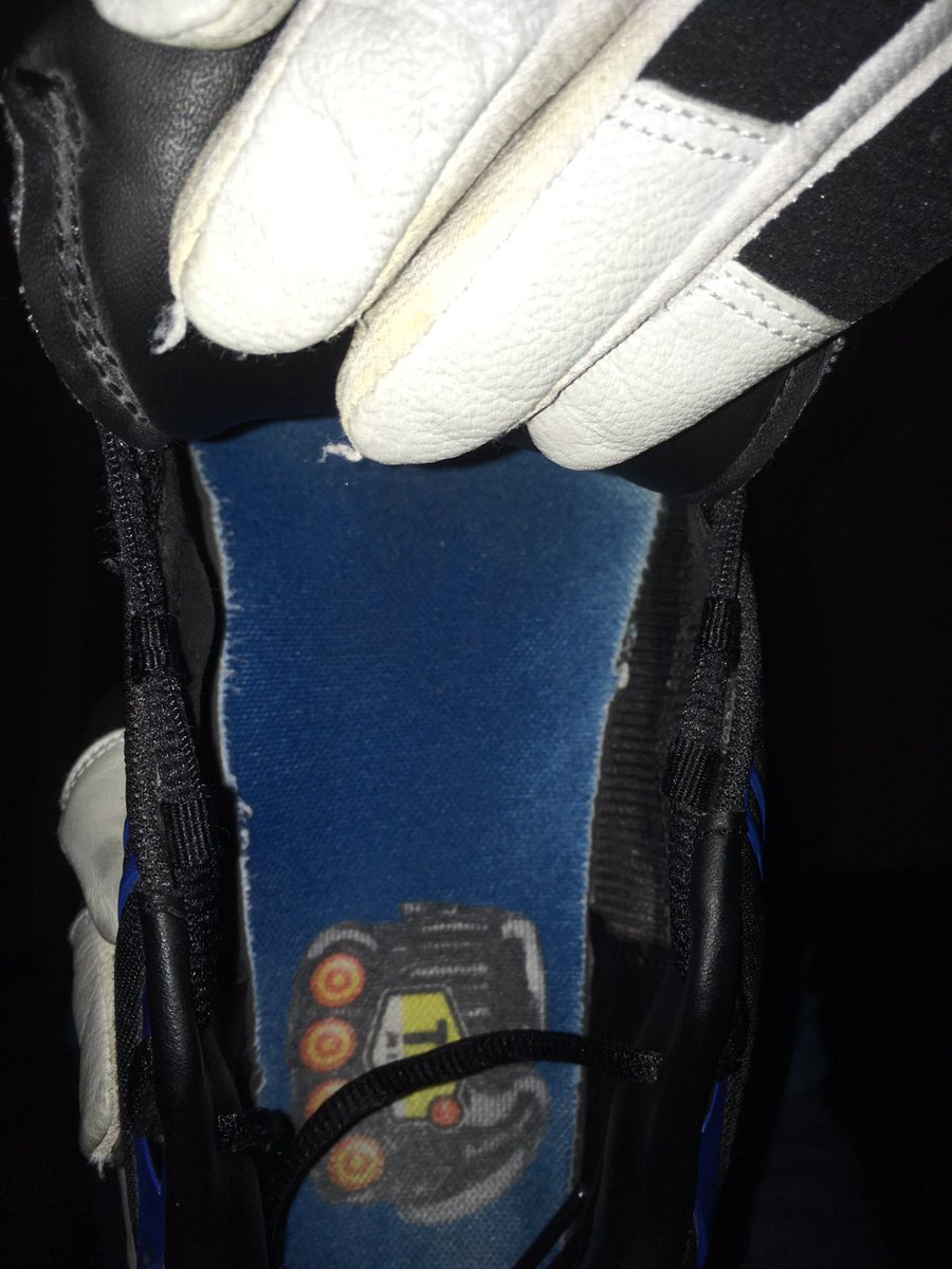 ssparxshoes's tweet photo. Gloves and TNs. Your head goes here. https://t.co/IyN6XchMac