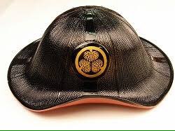 陣笠(じんがさ)：室町時代以後、陣中で主として足軽・雑兵などが兜の代わりに用いた笠。薄い鉄や革製が主。漆を塗り正面に合印を描き、後ろに日よけの布をたらすのを常とした。後世は外縁を反らせた塗り笠で、武士が外出時に用いた。