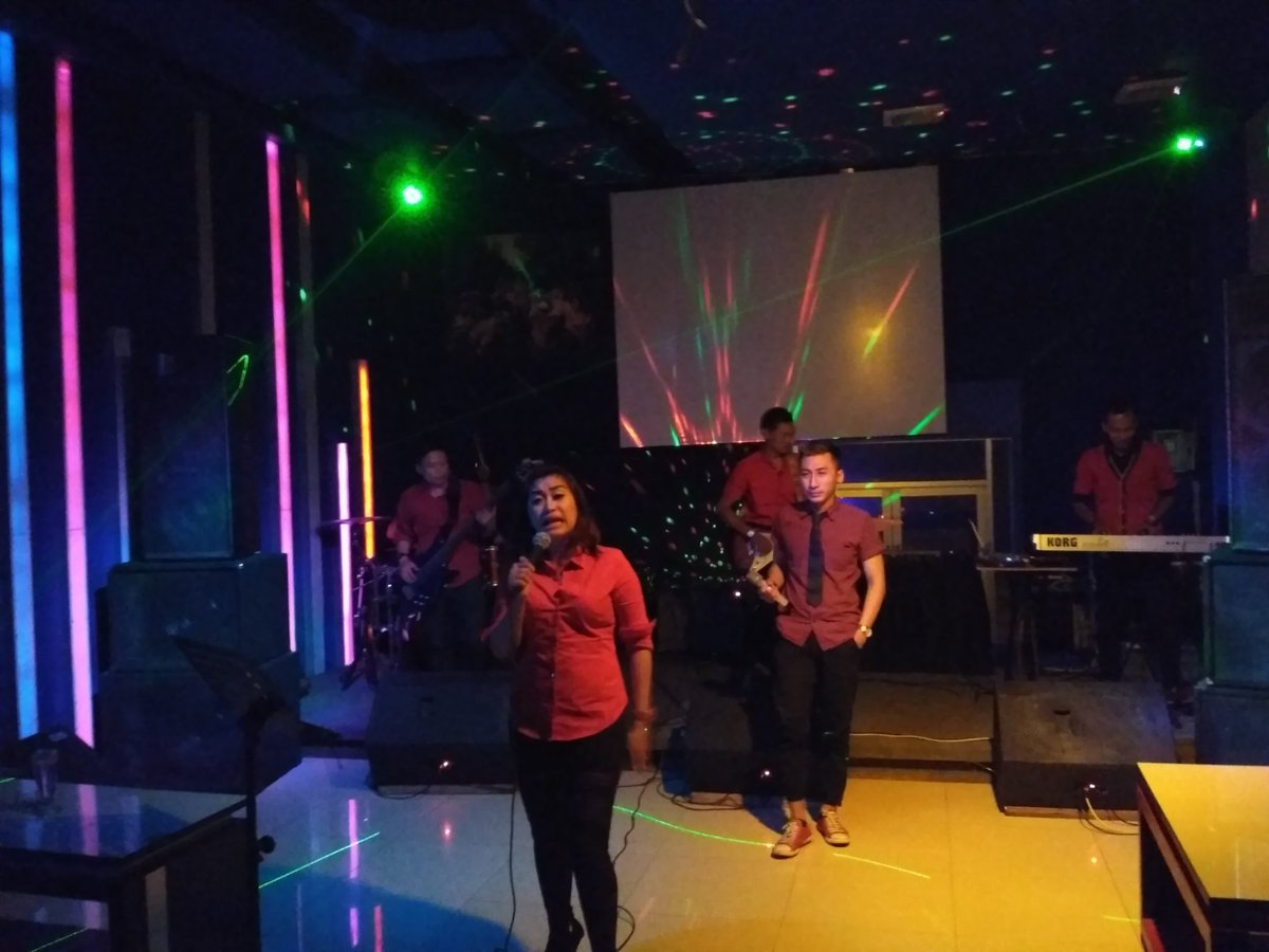 andromedabandID's tweet photo. Live show andromeda at java in Bandungan..  #band #bandungan #SMG #ungaran #Top40 https://t.co/IwmS7cVrhd