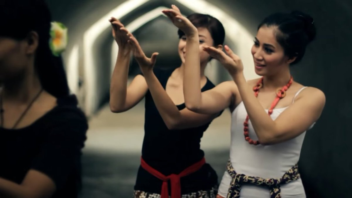 Sebuah Music Video dari Vienna Fridiana yang hasil kolaborasi keluarga DCI Jogjakarta 4 tahun yang lalu. youtu.be/Mbe6qD0MYD8