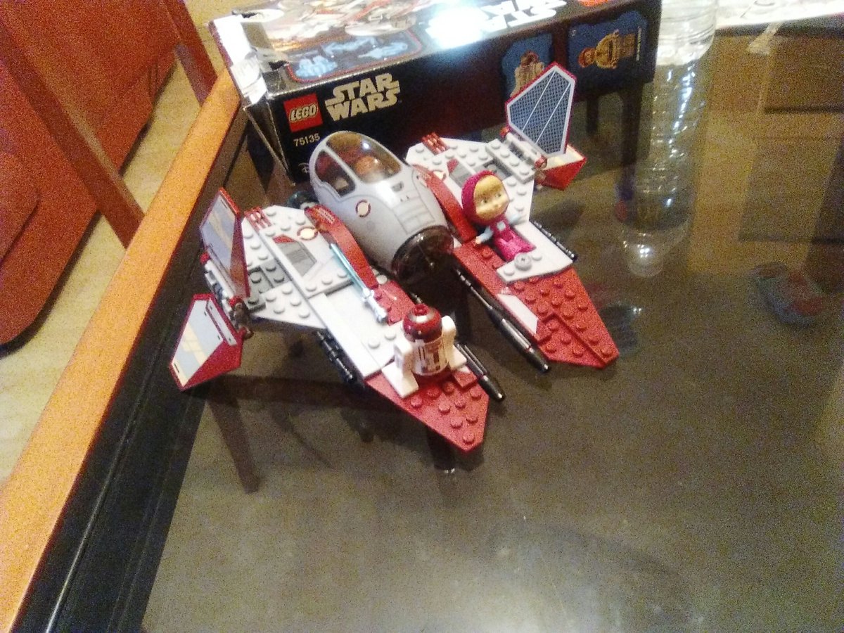 david_marvi's tweet photo. Acabant els detalls de la nau d'Obi Wan que em van regalar els amics de 1r https://t.co/YBp3Y6m6DM