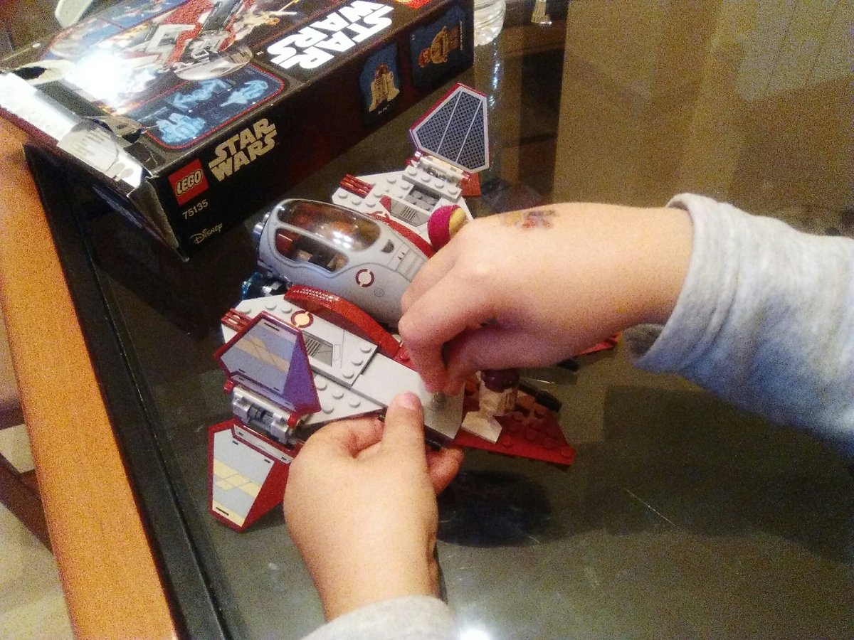 david_marvi's tweet photo. Acabant els detalls de la nau d'Obi Wan que em van regalar els amics de 1r https://t.co/YBp3Y6m6DM