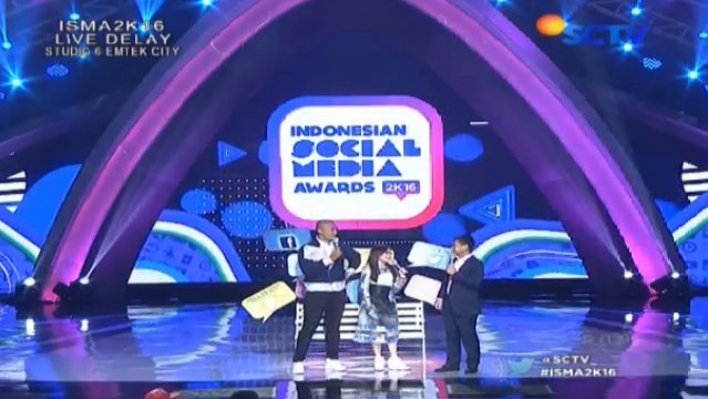SCTV's tweet photo. Kali ini giliran @PrillyBie @Uus__ &amp; @radityadika bacakan kategori nominasi Female Celeb Instagram #ISMA2K16 https://t.co/VhivtfMgMh