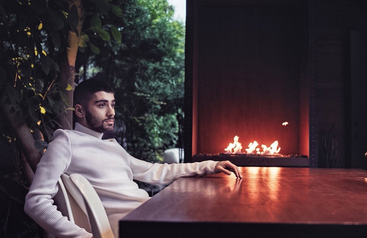 ZTYLEzayn's tweet photo. So classy on turtleneck sweater 👌. Nice pic of the #ZaynBook https://t.co/LPLVVEIjJd