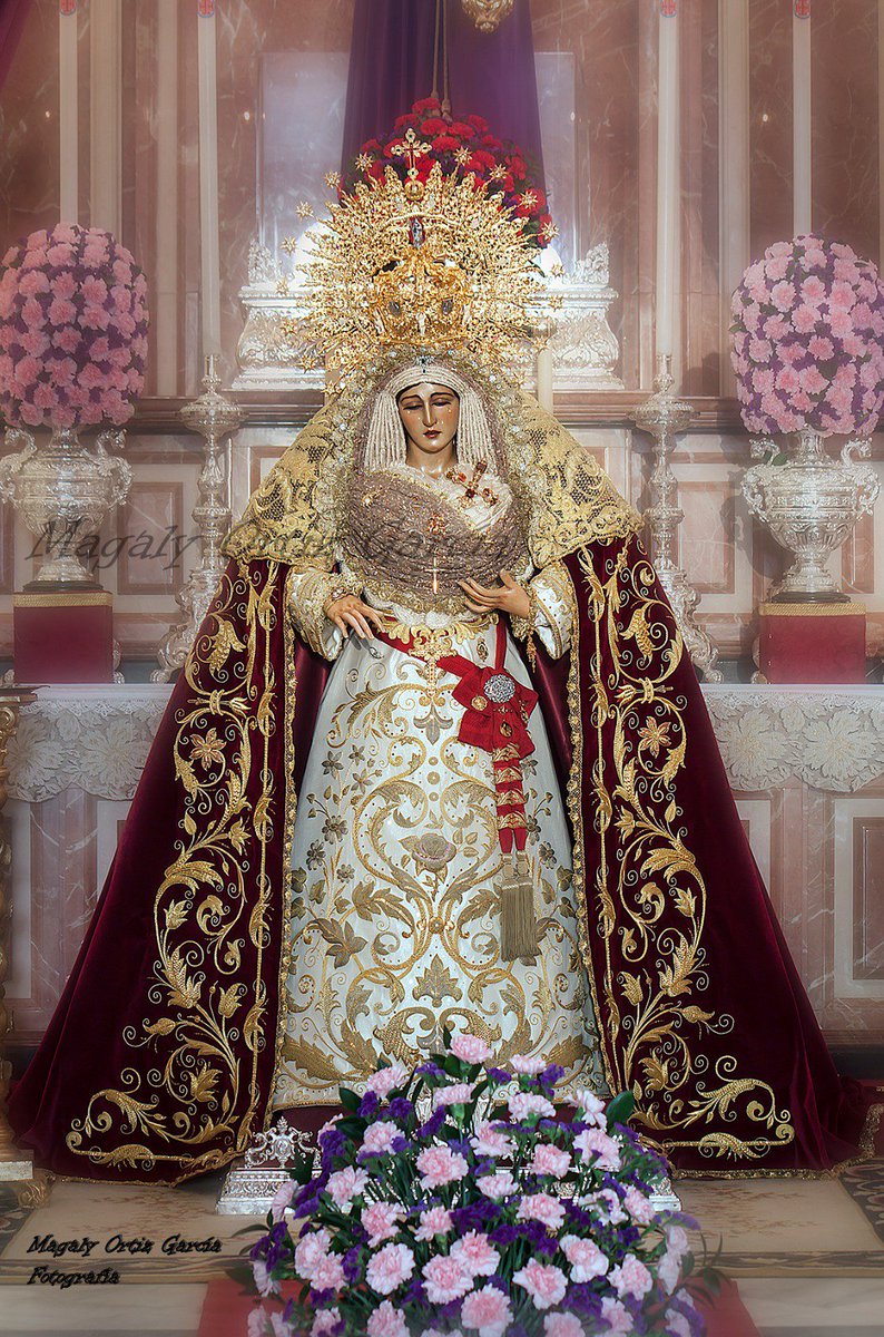 mantoamargura's tweet photo. Impresionante imagen del Besamanos de Maria Stma de la Amargura que nos deja nuestra hermana @magaly_og 

 Foto: @magaly_og https://t.co/anx3eqULKL