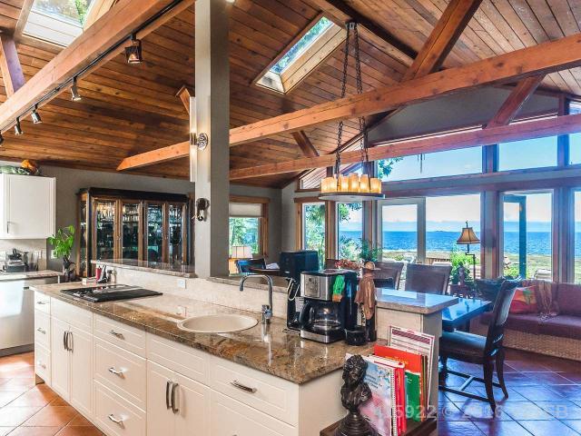 vihomesnanaimo's tweet photo. Todays #10amgem! Breathtaking #walkonwaterfront home. 3 beds, 2 bath, 2548 sqft of #cabin style living. @CParkerTeam https://t.co/6w0oSdsbUJ https://t.co/AZaVQLkrXl