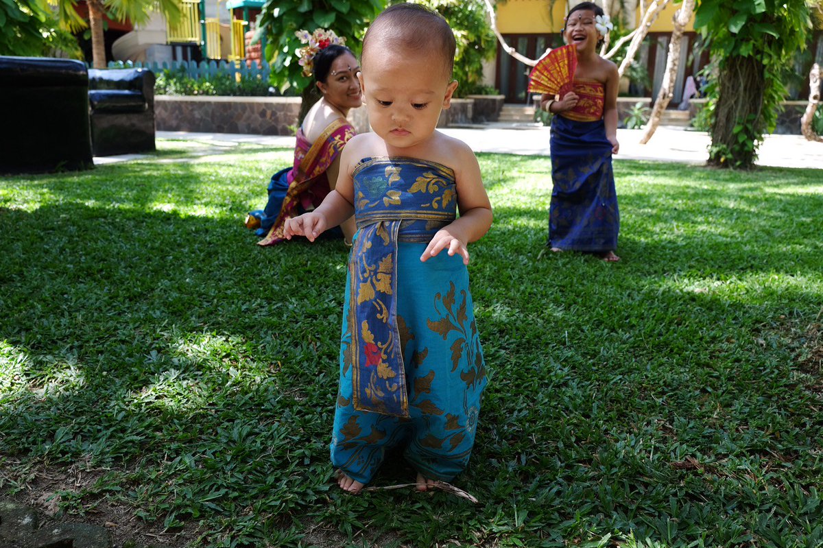 eireneERJS's tweet photo. Kk tertawa lucu melihat adik takut2 jln tanpa alas kaki di rumput. #NikmatiHarimu #waktubersama @Nabati_ID @TheresiaEnjelia @Yesay_Setiawan https://t.co/tOlRk3shvZ