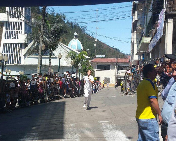 PatyJudithC's tweet photo. Estudiantes de las I.E. de Piñas, participan de la CARRERA 6K por las festividades de cantonización. https://t.co/5CPowejM5w