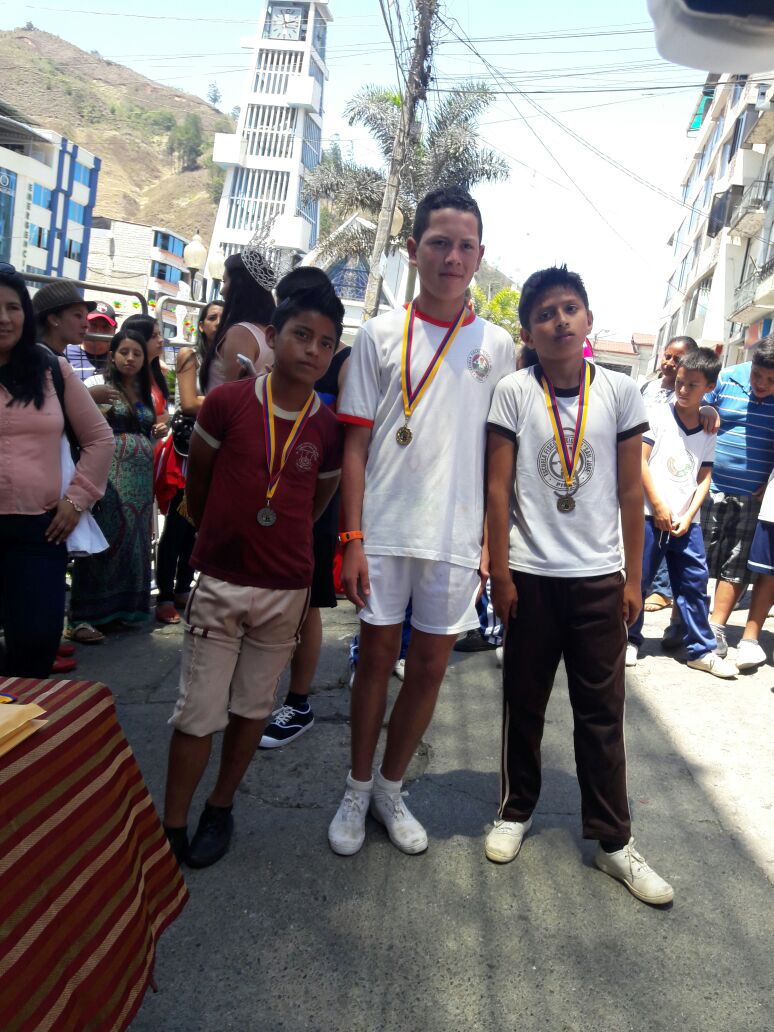 PatyJudithC's tweet photo. Estudiantes de las I.E. de Piñas, participan de la CARRERA 6K por las festividades de cantonización. https://t.co/5CPowejM5w