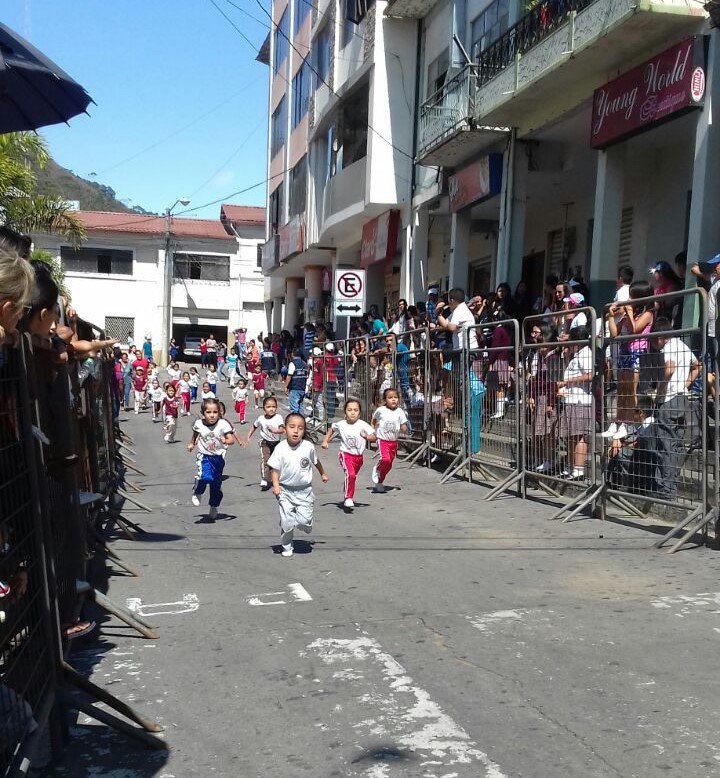 PatyJudithC's tweet photo. Estudiantes de las I.E. de Piñas, participan de la CARRERA 6K por las festividades de cantonización. https://t.co/5CPowejM5w