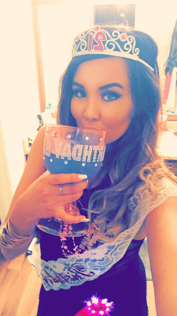 DaRealSavanRose's tweet photo. I'm 21 in case anybody was wondering ๐พ #birthdayweekshenanigans https://t.co/vU0m6MAleb