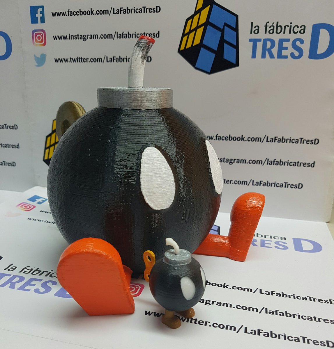 LaFabrica3D_'s tweet photo. Bob-omba y mini Bob-omba. Siguiendo el ejemplo. #bobomba #mariobros #bomba #videojuego #nintendo #impresion3d https://t.co/VMtBYlC3i1
