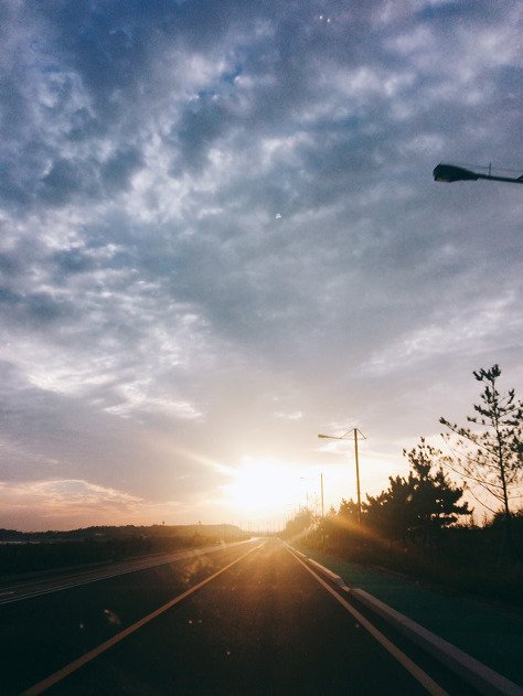 monstaxbr's tweet photo. [#TRAD] [#Minhyuk] 161028 Atualização do TalkTok: "São 5:19PM, o céu está bonito!" (eng cr: MonPlanetX) https://t.co/fKWX7UMRPO