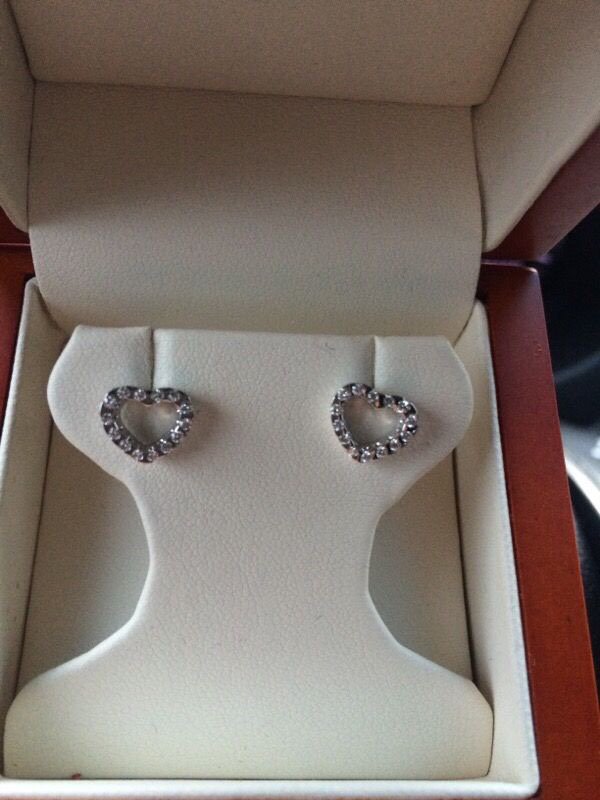 5foothazel's tweet image. I am selling Diamond Heart Earrings for $125 near: Kent, WA on OfferUp. offerupnow.com/item/detail/18…