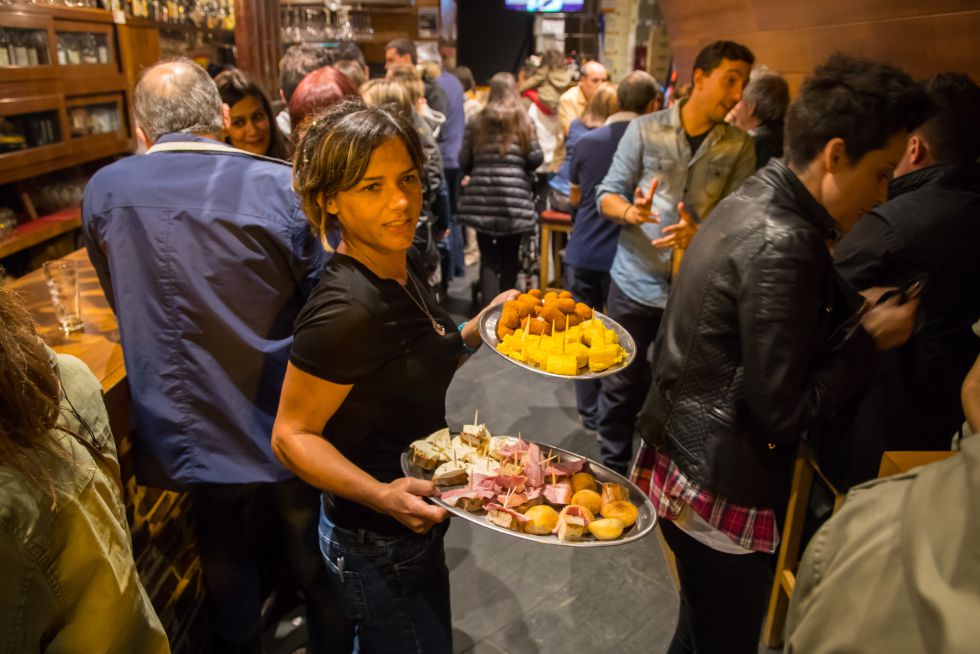 ElViajero_Pais's tweet photo. Las tapas en Lugo son buenas. ¡Y gratis! https://t.co/3XaVj35DeA https://t.co/NZGgqbBnmI