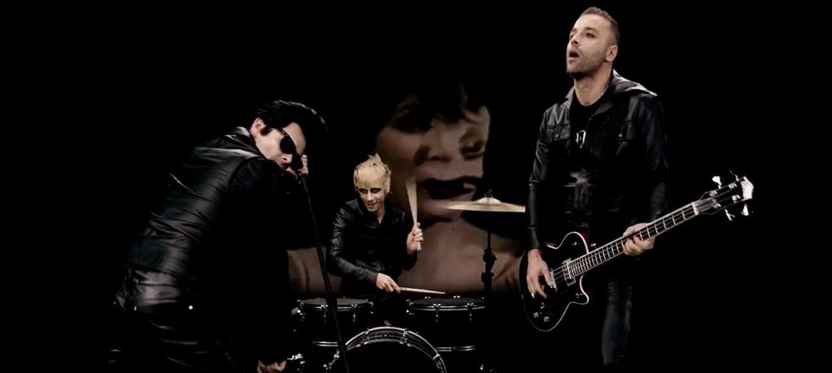 CuantaRock's tweet photo. Muse se disfrazó de punk para Halloween. ¡Mirá el video! #musehalloweenspecial  https://t.co/RlzxMSzFyo https://t.co/b6BJibu7LG