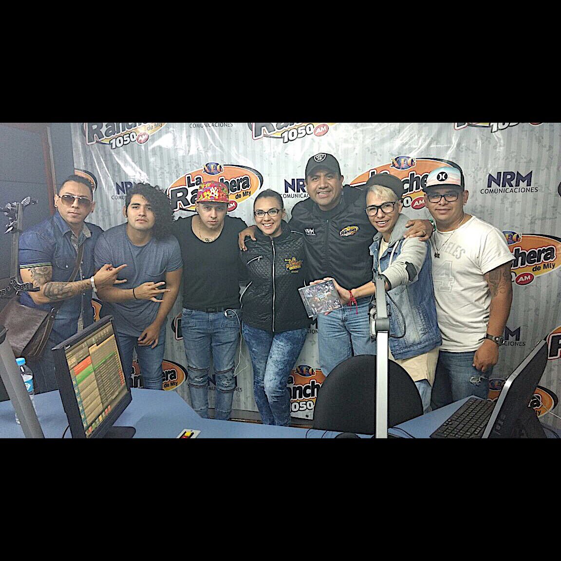 Con nuestros amigos en cabina de la <a href="/fievre_looka/">Fievre Looka</a> <a href="/roy_fievre/">Roy Pacheco</a> <a href="/danyfievrelooka/">@losdelaesquina</a> <a href="/MonterreyMusic/">Monterrey Music</a>