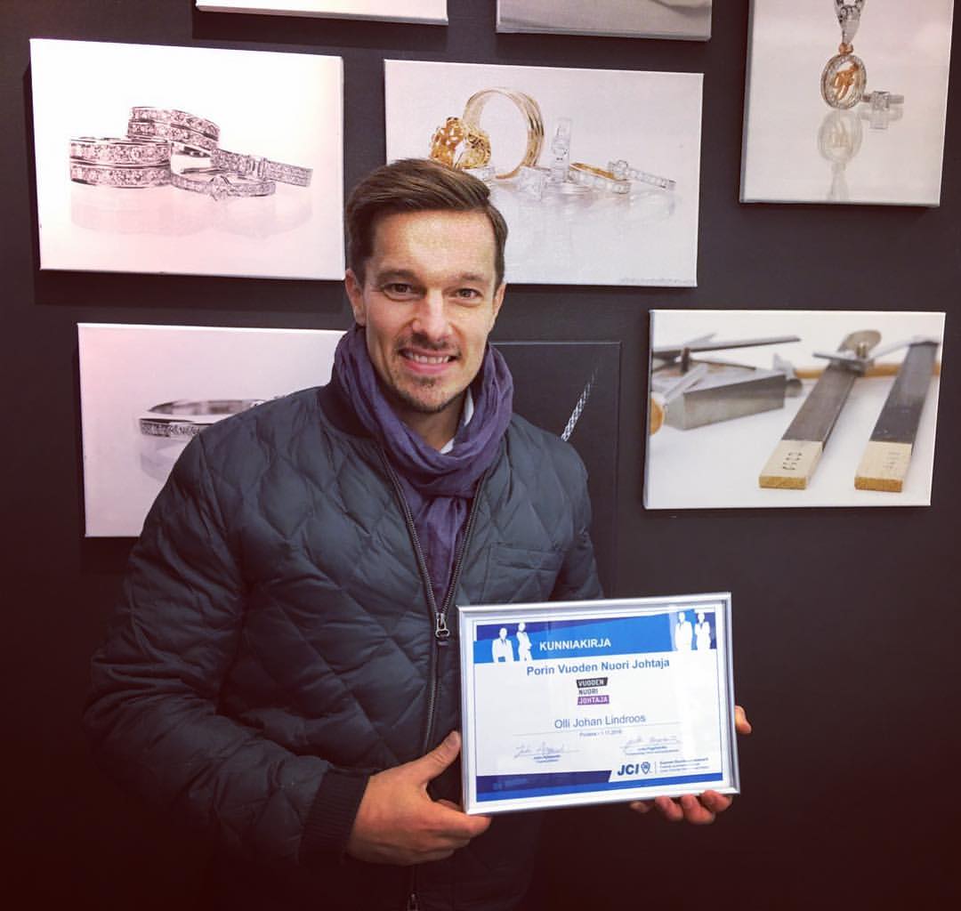 Crossfitissä olen auttamattomasti vanhemmasta päästä, muutaman vuoden päästä jo veteraaneissa, mutta tässä lajissa olen nuori!!  //OJL