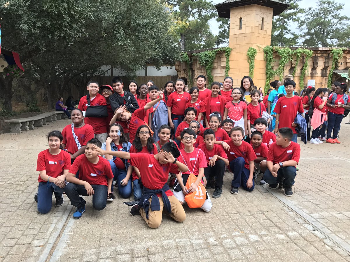 trober14_'s tweet photo. We had a blast! #renaissancefestival #smsdragons #hisd https://t.co/zdKJyY7zUa