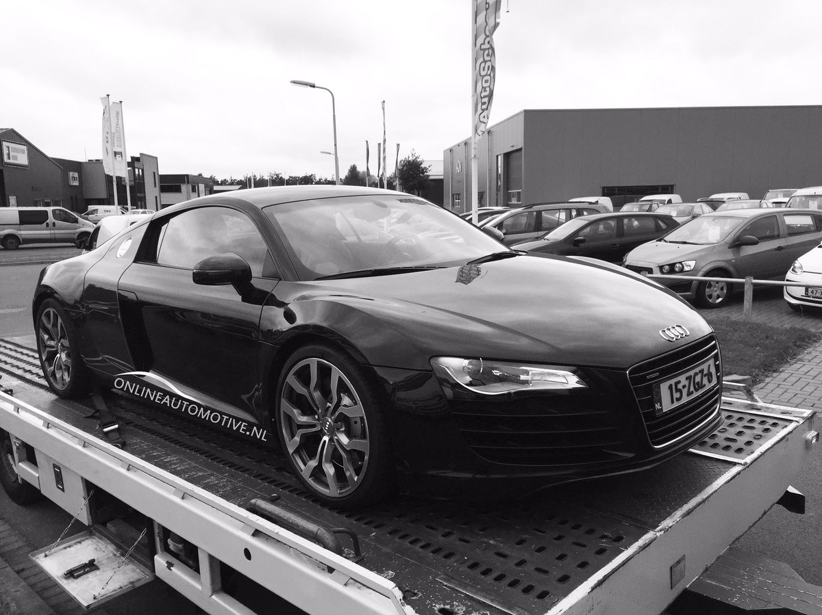 Siebeh's tweet photo. Vanmiddag in Surhuisterveen op het Lauwerskwartier stond deze prachtige Audi R8 V8 FSI 😍 op de transportwagen. OnlineAutomotive.nl https://t.co/lhAvebvXw9