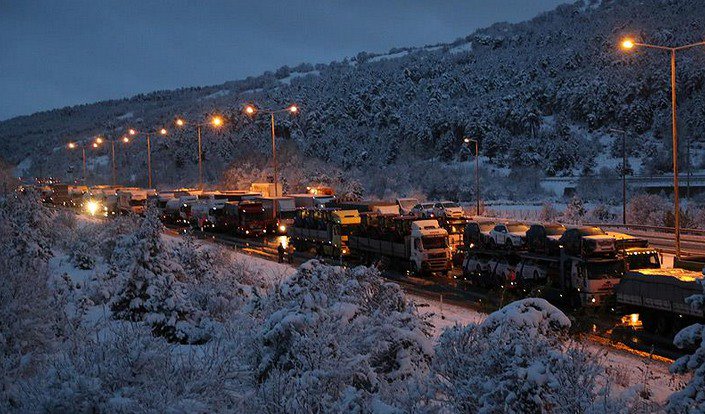 Bolu'da kar yağışı etkisini arttırdı! D-100 ve TEM'de ulaşım durdu! 
abcgazetesi.com/boluda-ulasim-…