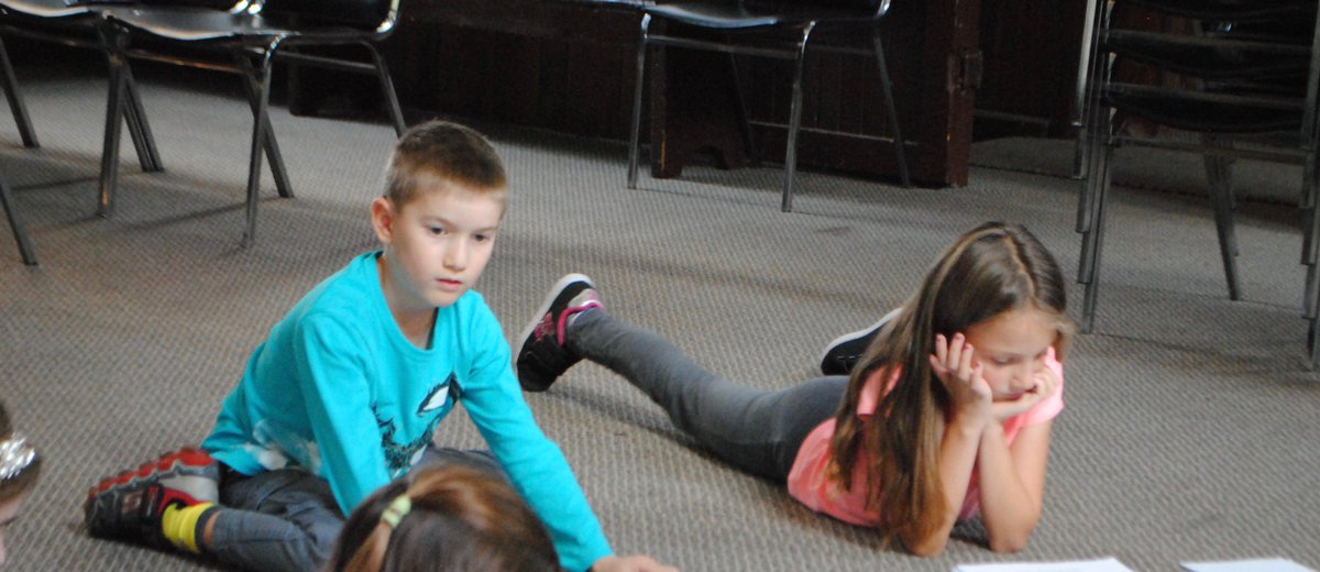 FirstLightTheat's tweet image. The kids have been busy rehearsing and reading through scripts! #theatre #Guelphkids #childrenbeingcreative