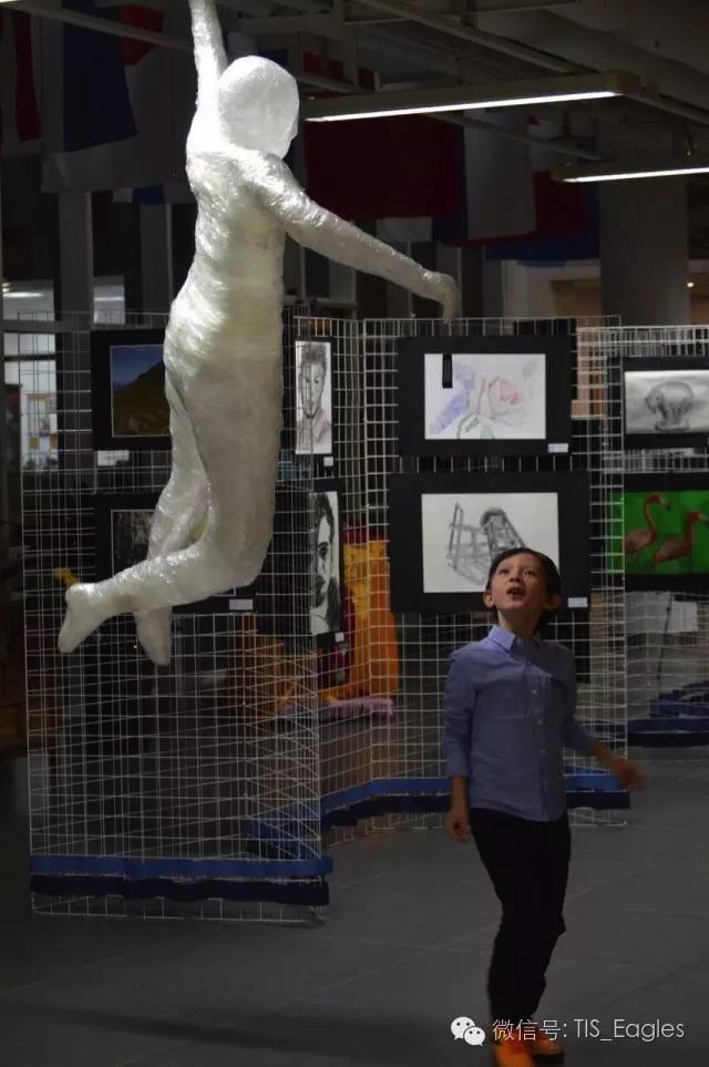 ischoolscons's tweet photo. This picture captures just some of the talent from the TIS art show. #artshow #supertalented #iscteaching https://t.co/YTUo2WUyMG