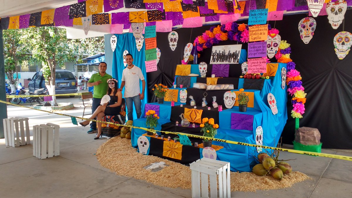 JosimarGlezV's tweet photo. Viviendo nuestras tradiciones #SNTEJoven16 #CostaSur, compañer@s de la #EST20 Cihuatlán celebrando el día de muertos! @sntejovennac https://t.co/g6lUYJ0RwJ