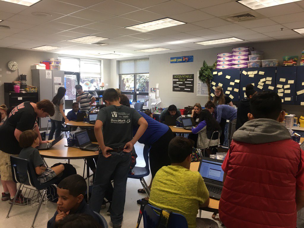 stephaniepirkle's tweet photo. 7 Red students teaching 6 Yellow students how to learn with OneNote!! #CMSTechnology https://t.co/NMaN3ygLb5