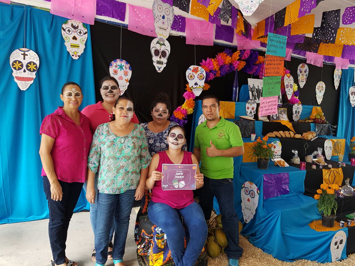 JosimarGlezV's tweet photo. Viviendo nuestras tradiciones #SNTEJoven16 #CostaSur, compañer@s de la #EST20 Cihuatlán celebrando el día de muertos! @sntejovennac https://t.co/g6lUYJ0RwJ