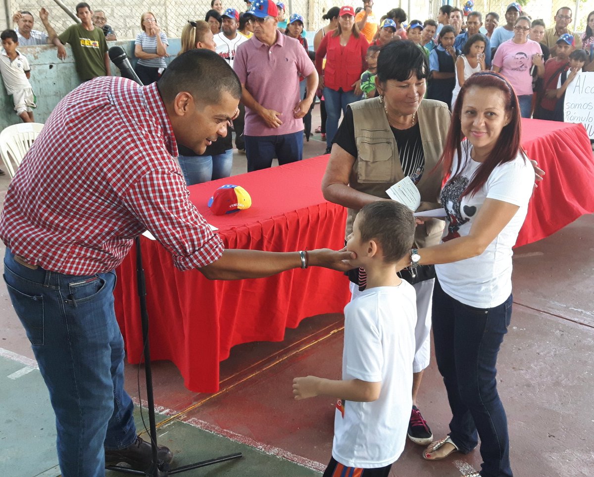 Omar_PrietoPSUV's tweet photo. Aquí están mis manos y mis fuerzas para darles esperanza al pueblo sanfranciscano, sin descanso y en todo momento luchando #TomaParroquial https://t.co/HTOKBhUd0R