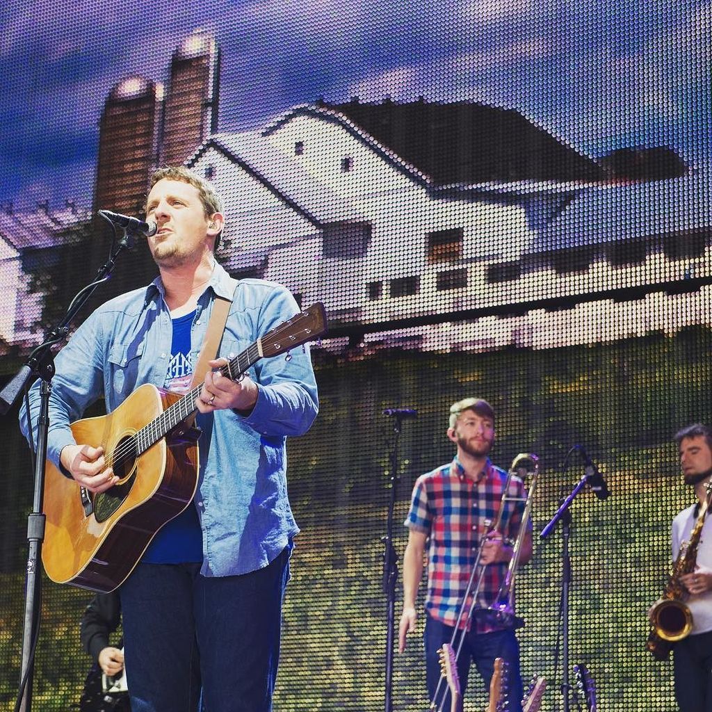 FarmAid's tweet photo. We love this photo of @sturgillsimpson at #FarmAid2016. The four guitar necks popping up o… https://t.co/URzwCXduDN https://t.co/DaDkJYiTqq