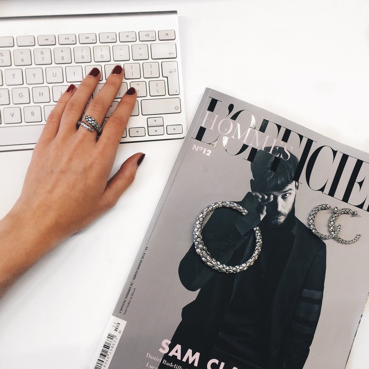 TOVEssentials's tweet image. Working evenings are better with some Nice jewelry 🌱🍃 #shapesofnature #collection #armcandy #jewelry #tovessentials #lovetov