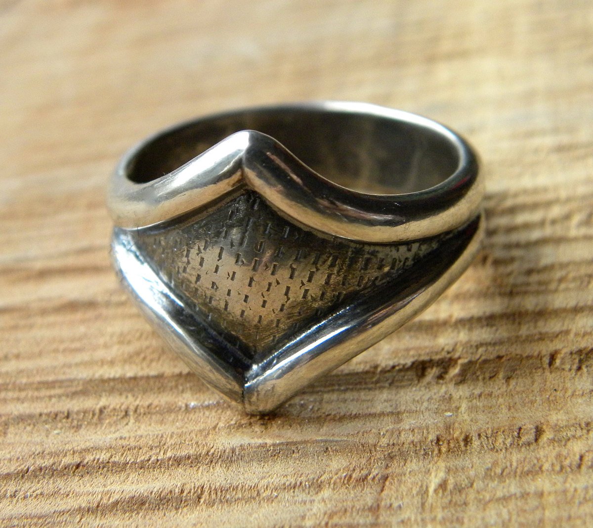LoveStoneArts's tweet photo. Sterling Silver Ring for Men, Superhero Shield, Hand Wroug… https://t.co/x8RtVTfgdf #jewelryonetsy #CustomMadeForHim https://t.co/LZUrAiWShD