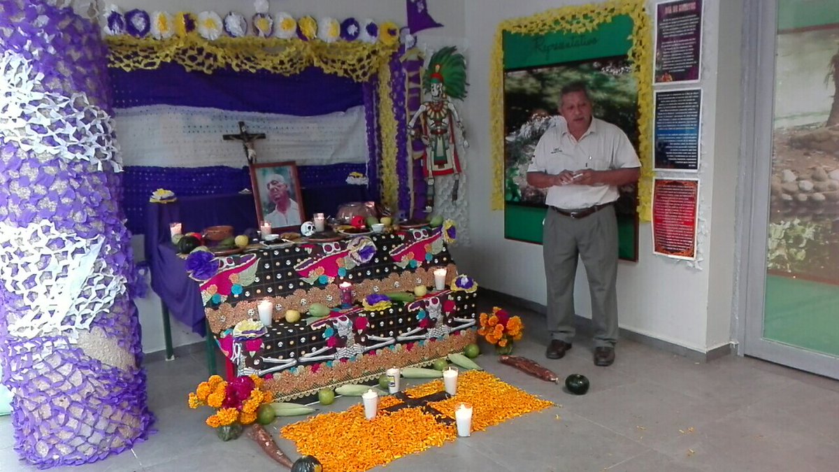 Charla llevada a cabo por el área de Servicios Educativos, altar en honor a Don Carlos Pellicer Cámara.